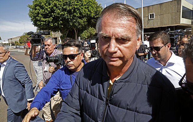 Moraes bases his decision against Bolsonaro on posts and does not detail the risk of flight.